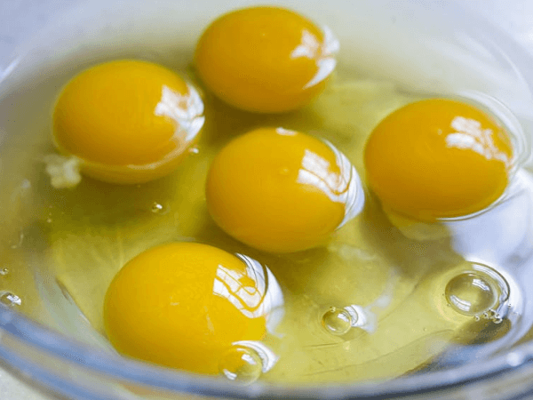huevos crudos en plato
