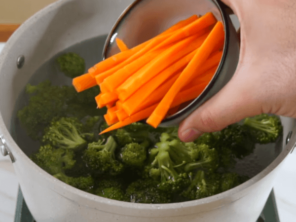 brocoli zanahoria y agua