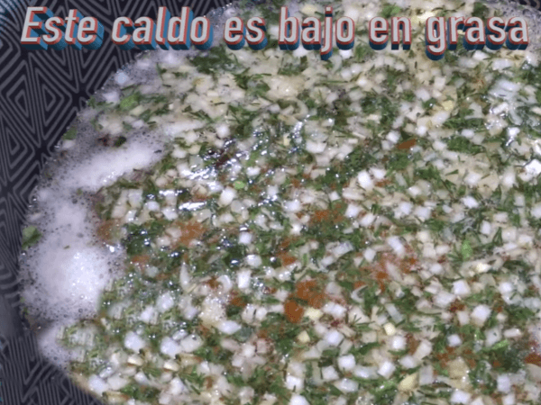 caldo de pollo con cebolla y cilantro