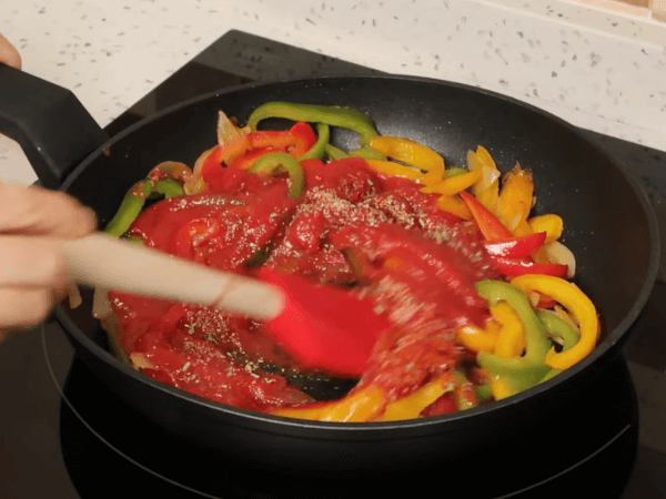 cebolla con salsa de tomate