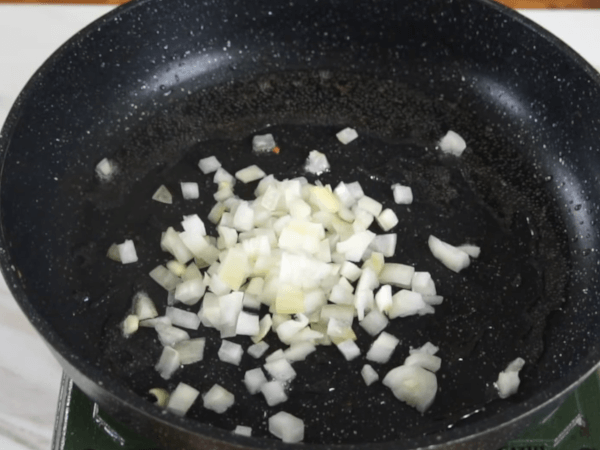 cebolla frita en sartén