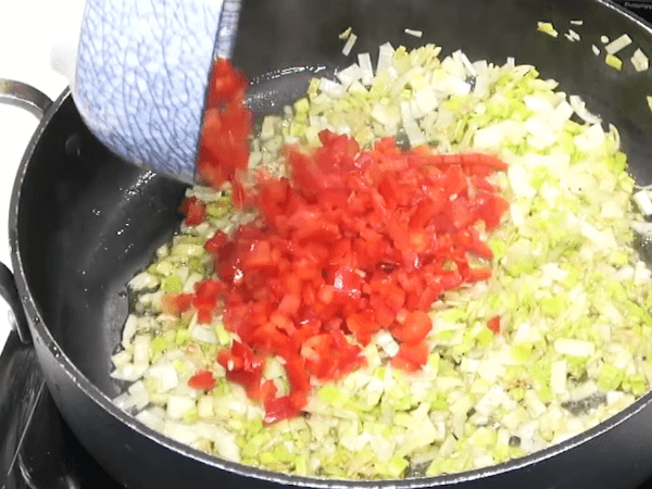 cebolla, tomate y pimenton en trozos