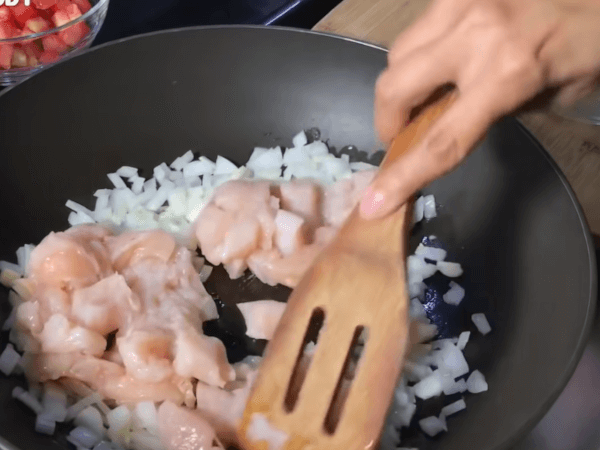 pechuga con ingredientes en sarten