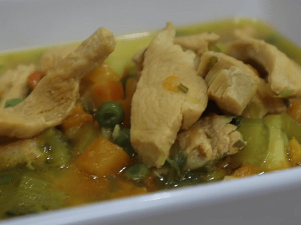 plato de sopa con verduras