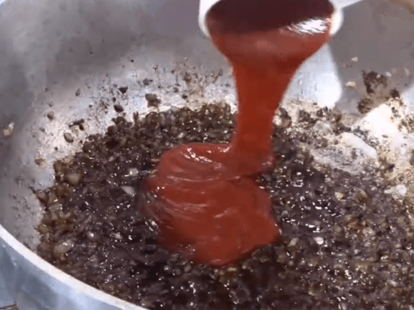 salsa de tomate en sartén