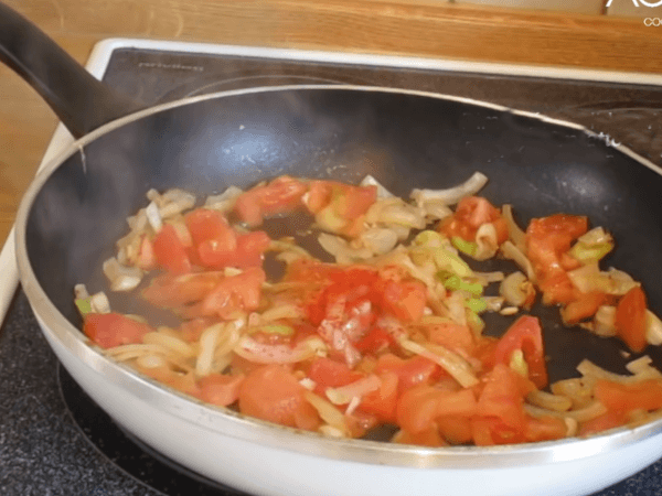 sarten con cebolla y tomate