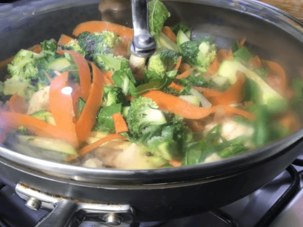 sartén con verduras y pollo