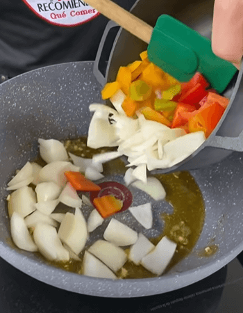 preparación pollo agridulce con verduras
