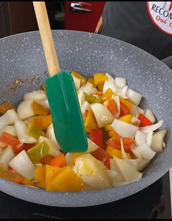 preparación pollo agridulce con verduras