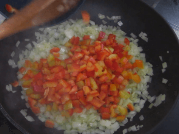 cebolla con tomate picado en rodajas