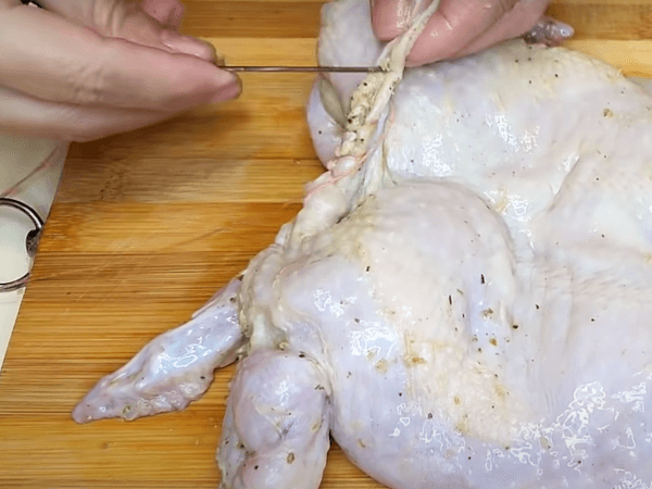 cociendo pollo con aguja
