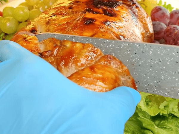 cortando el pollo relleno