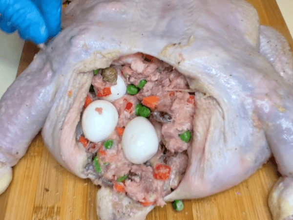 rellenando pollo con huevos y verdura