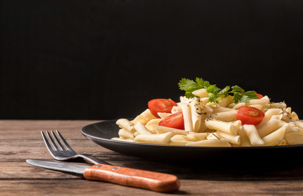 pasta con pollo y verduras flyer