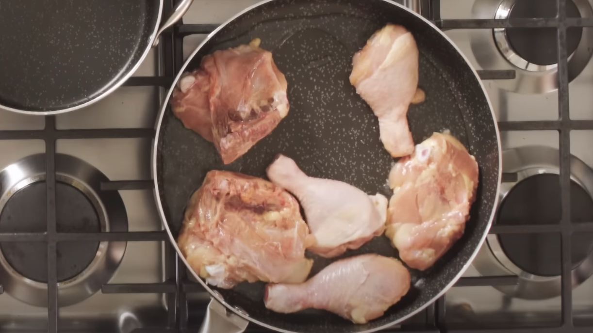 cocinando las presas de pollo