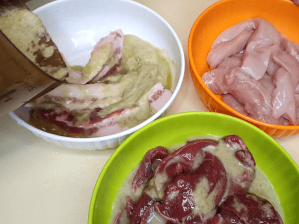 adobando carnes para pollo relleno