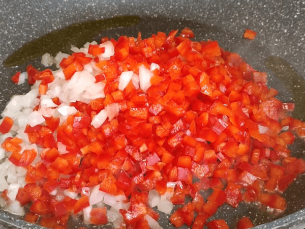 cebolla y tomate en sartén