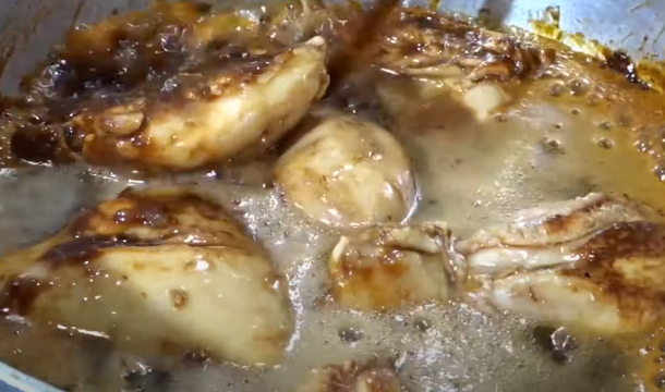 pollo cocinando con ingredientes