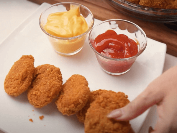 nuggets de pollo con salsa