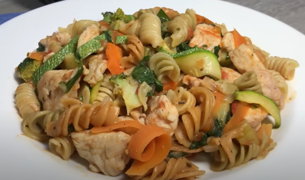 plato de pasta con pollo y verduras