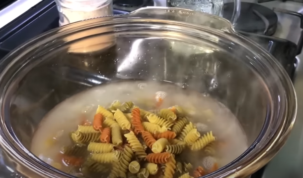 pasta en olla con agua