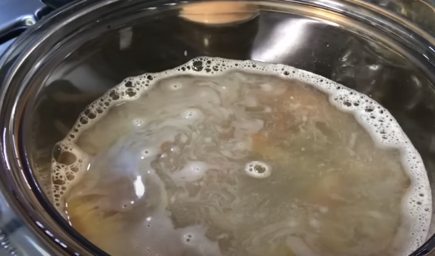 cocinando pasta en agua