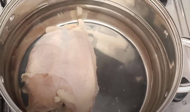 pollo cocinando en agua