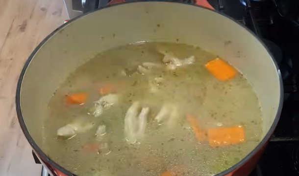 sopa de patas de pollo