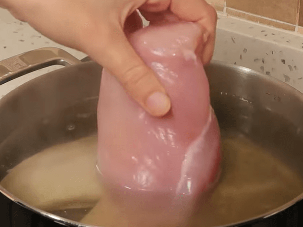 pechuga cruda en agua