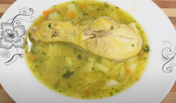 sopa de pasta con pollo en plato