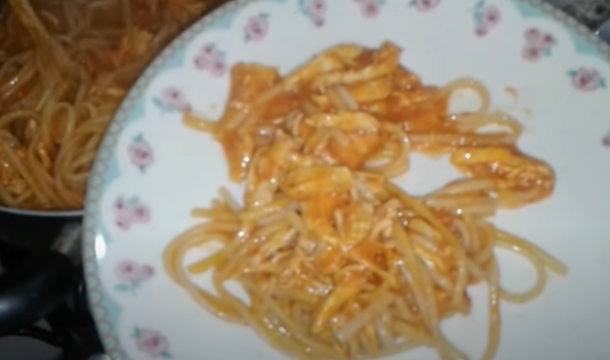 spaghetti con pollo en plato