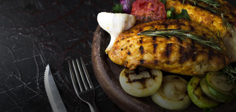 Pechuga de pollo a la plancha con hierbas frescas y limón