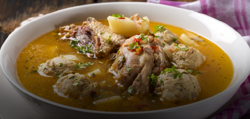 Sudado de pollo colombiano con papa, tomate y cebolla en olla de barro