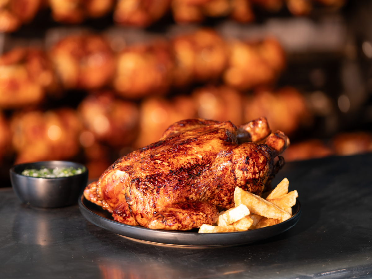 Pollo colombiano fresco en mesa de cocina, listo para preparar