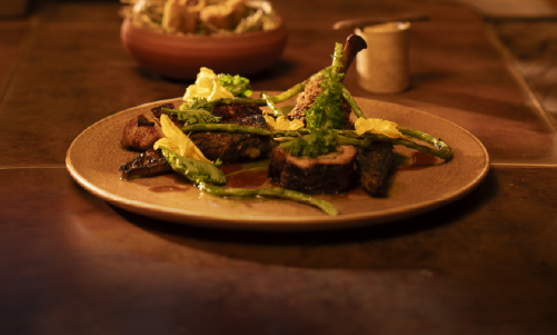 Familia colombiana disfrutando de un plato de pollo juntos