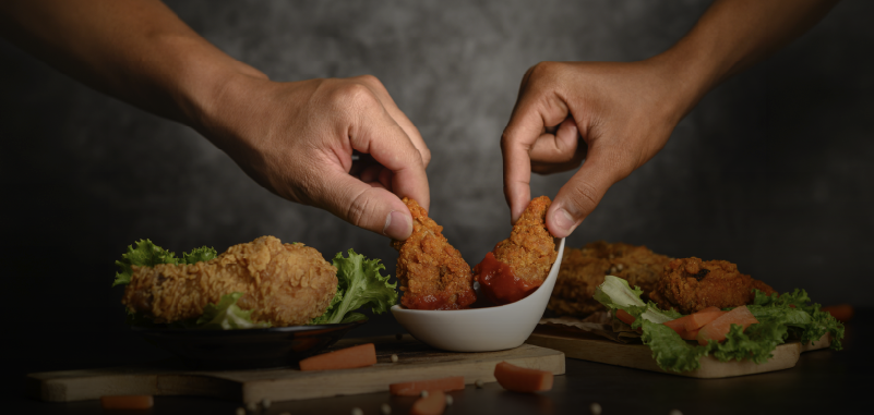 Alitas de pollo estilo colombiano con ají y limón sobre tabla rústica