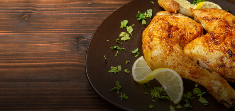 Pollo al limón y cúrcuma con hierbas frescas — plato saludable y colorido